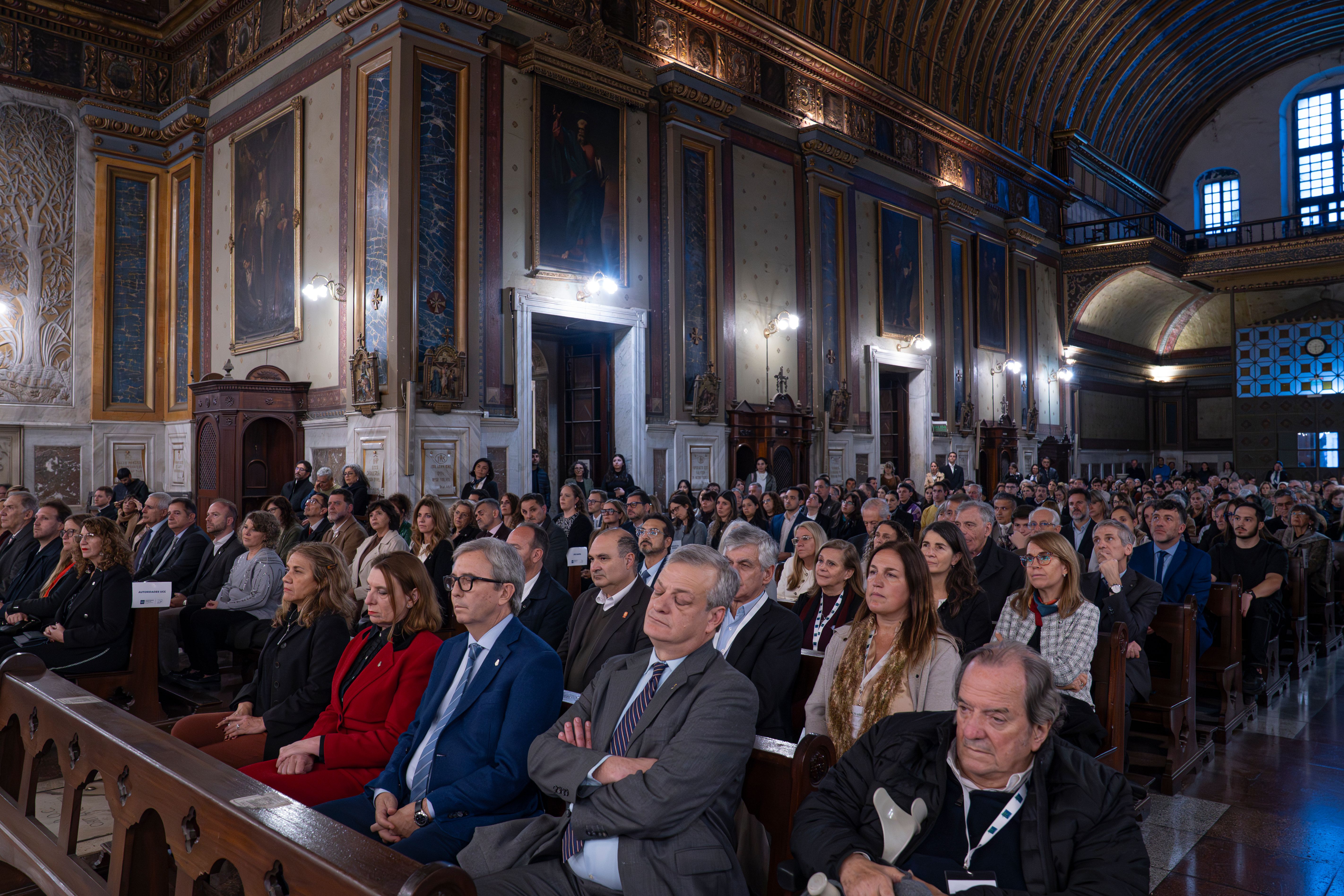 70 misa toda la iglesia sentada.jpg