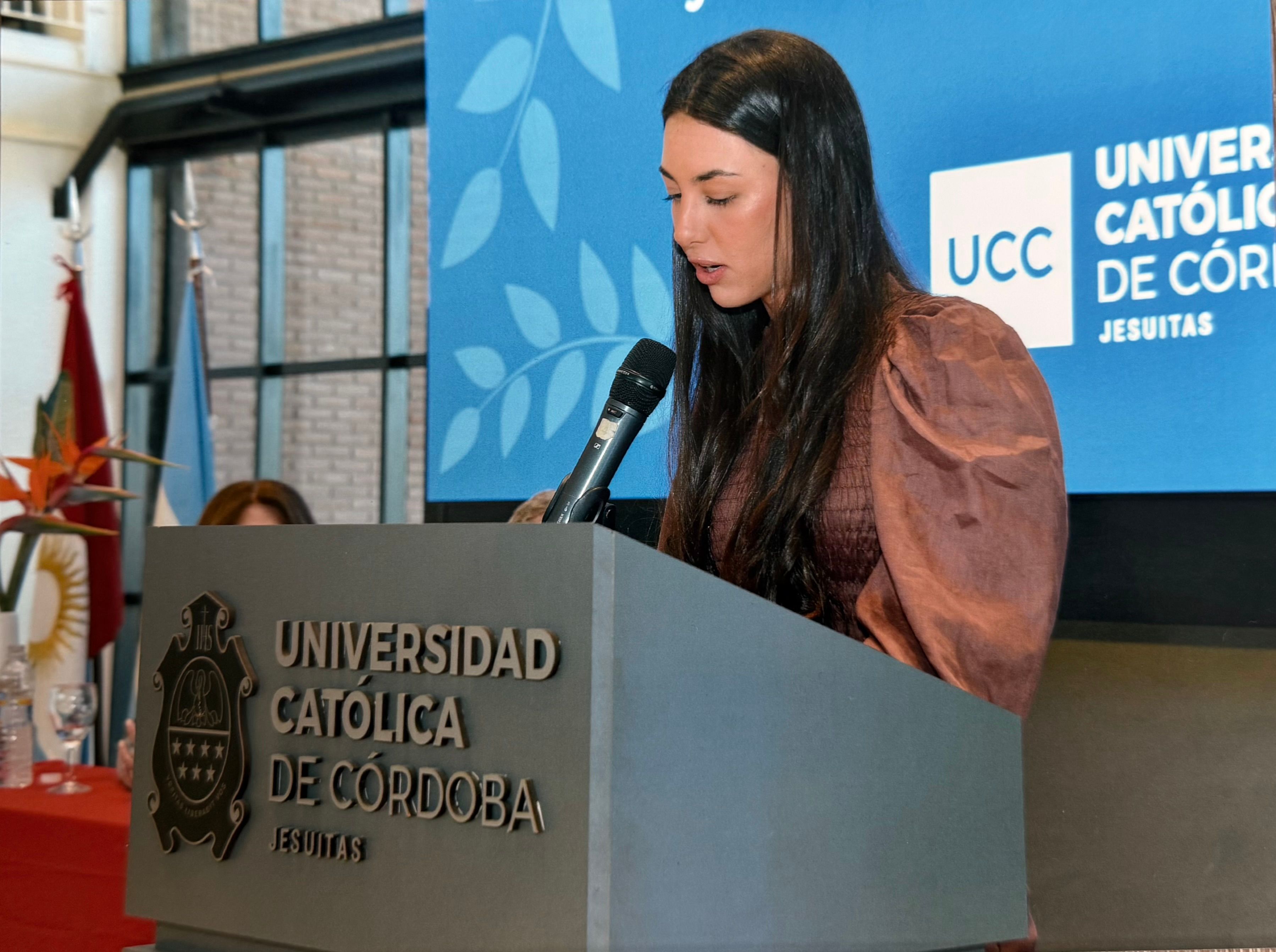 Cahrlotte premio universidad.jpeg