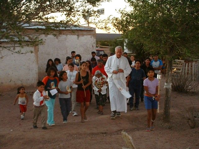 Petty con niños pobres.jpeg