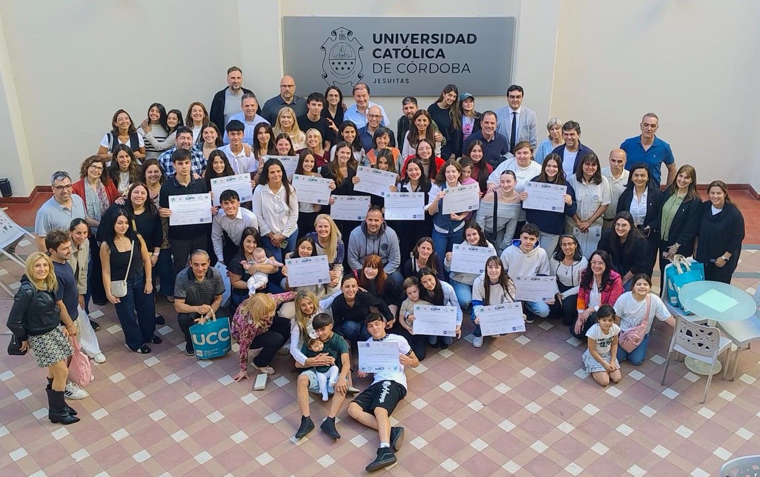 certamen en el patio con toda la familia.jpeg