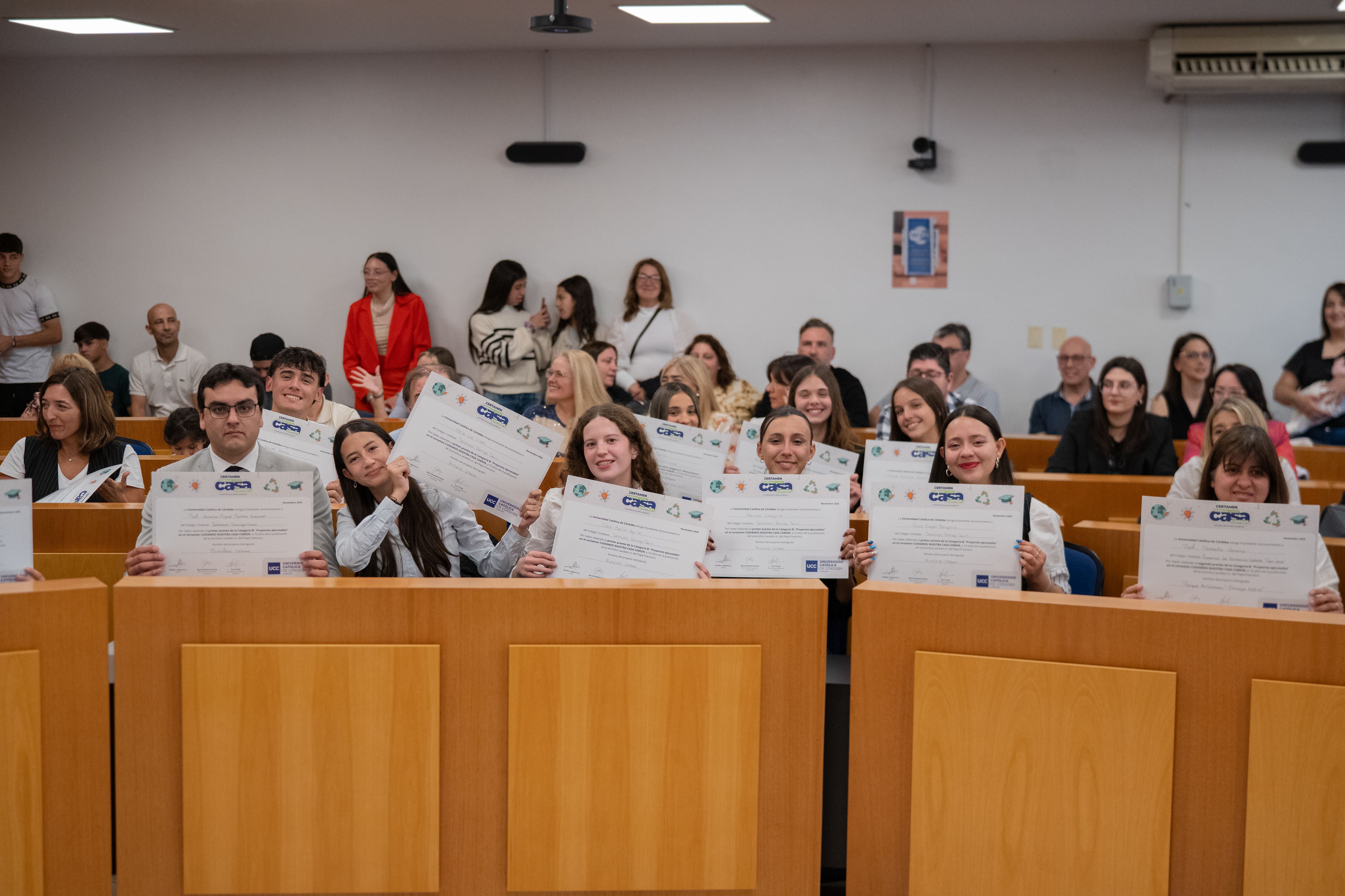 con diplomas en el anfiteatro.jpg