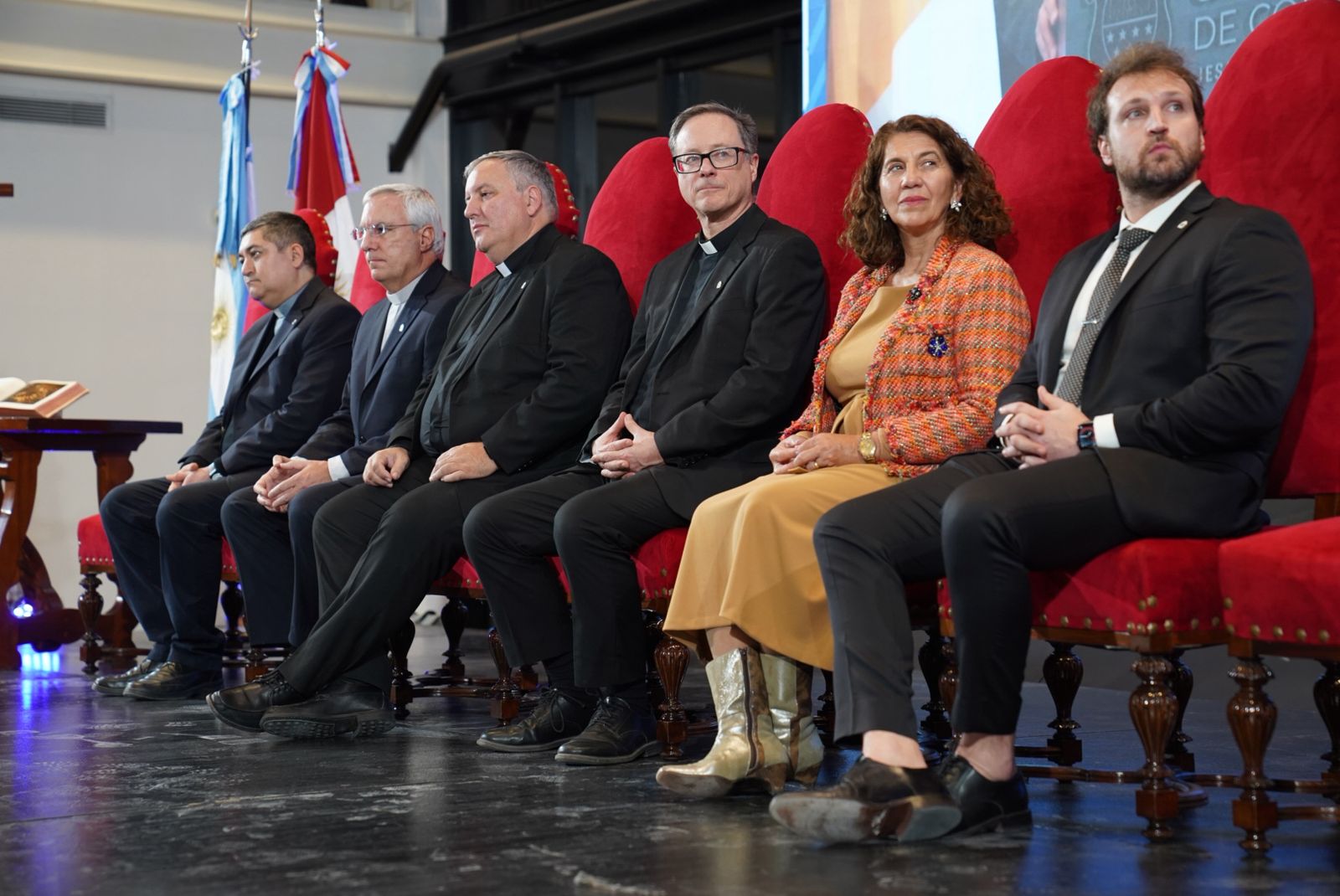 foto padre provincial Pacheco con autoridades ucc.jpeg
