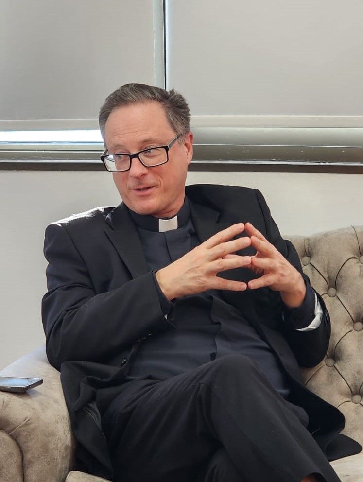 foto padre provincial Pacheco entrevista.jpeg