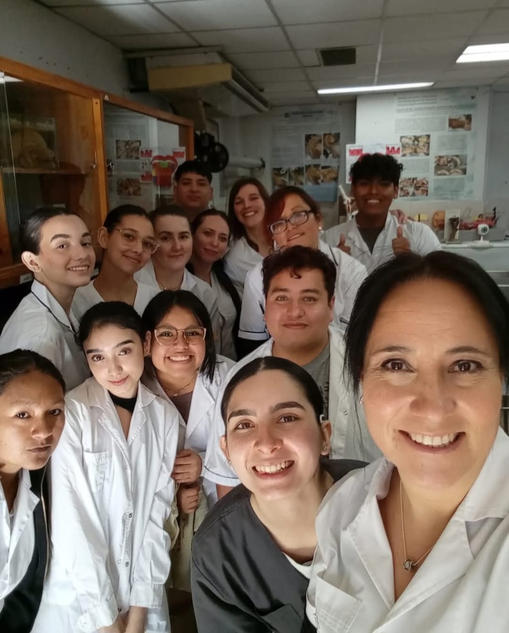 natalia bauman enfermería dos con estudiantes.jpeg