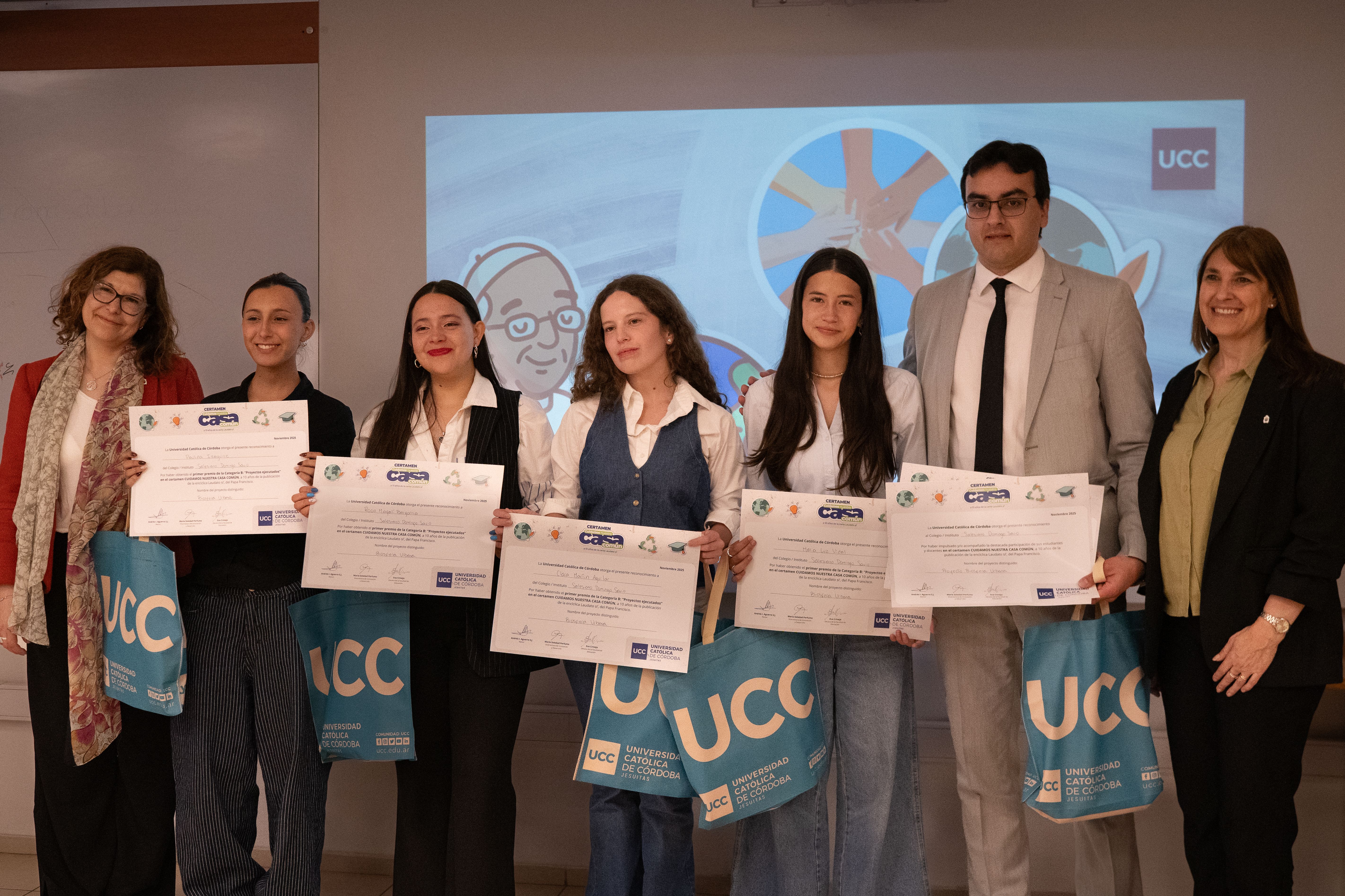 premiados con eva y moni con profesor.jpg